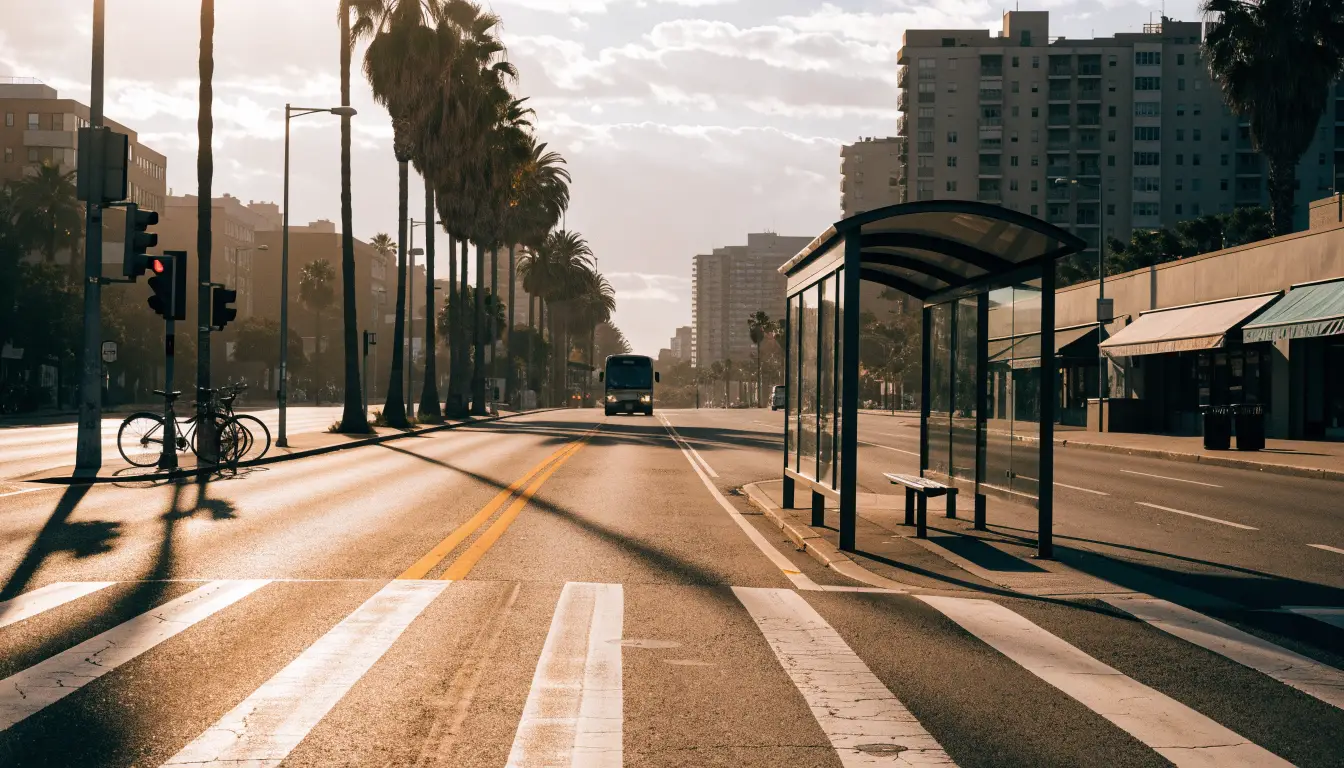 Un cruce peatonal junto a una parada de autobús en una avenida ancha — la guía del peatón atropellado en Lynwood