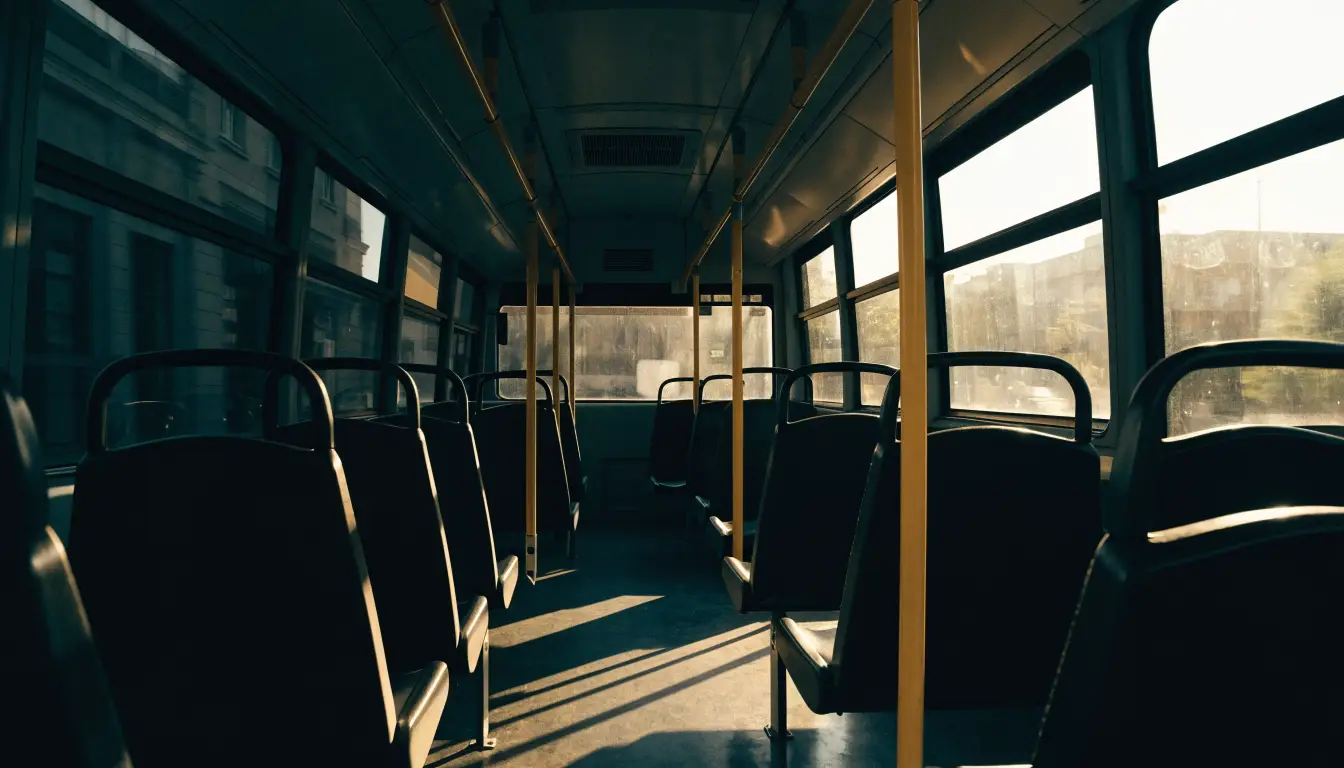 El interior de un autobús urbano con asientos vacíos — los reclamos por lesiones en el transporte público